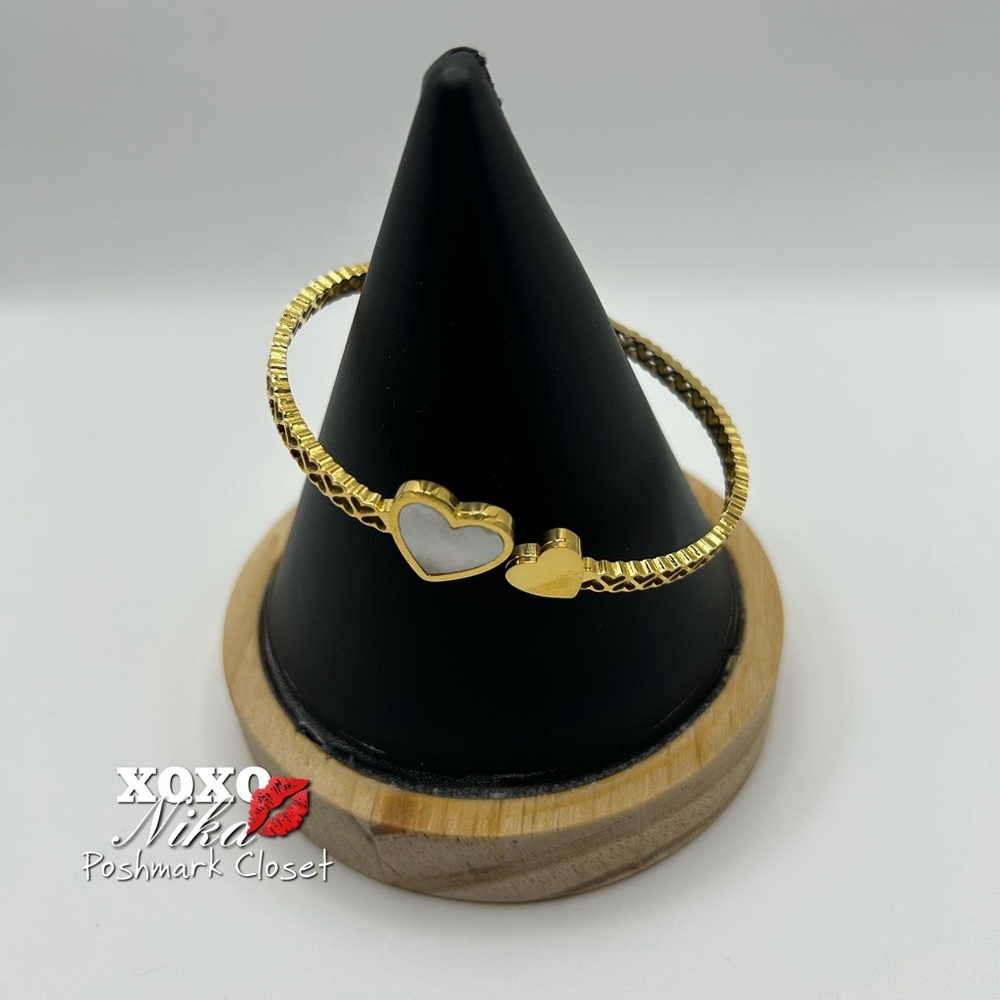 Stunning heart-shaped Stainless Steel Gold Bracelet with Mother of Pearl Accent